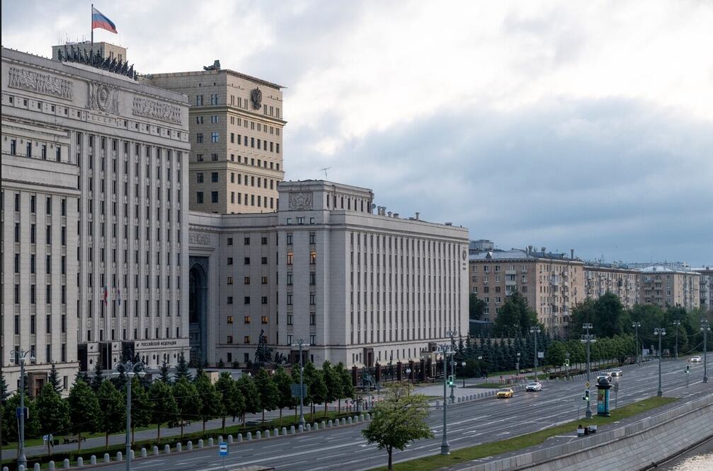 Una vista del edificio del Ministerio de Defensa de Rusia, con sistemas de artillería antiaérea en el techo, en Moscú, el sábado 24 de junio de 2023. Foto: AP