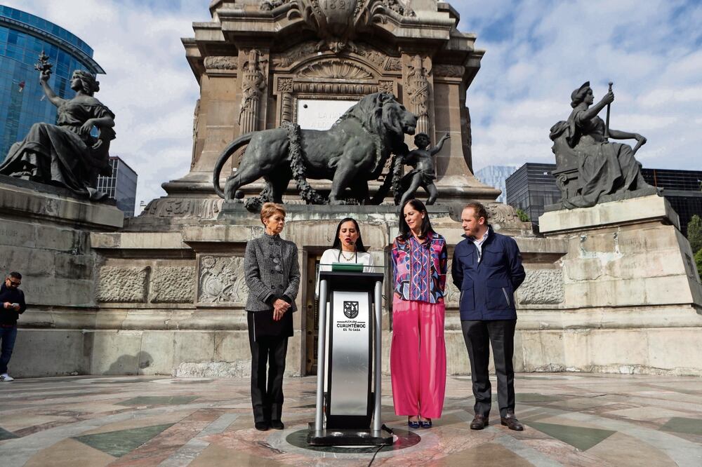Acompañada por la periodista Beatriz Pagés, y los ediles Lía Limón y Santiago Taboada, la alcaldesa de Cuauhtémoc dijo que abrirá al público el acceso al Ángel de la Independencia. Foto: Gabriel Pano / EL UNIVERSAL