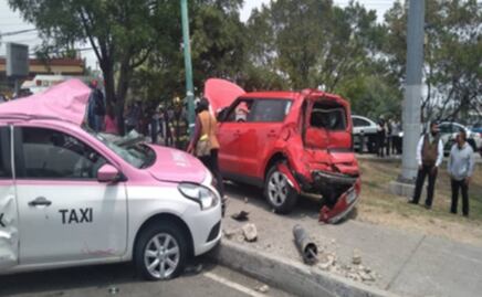 Camión de carga se impacta contra cuatro vehículos y una moto en Insurgentes Sur; hay 11 heridos