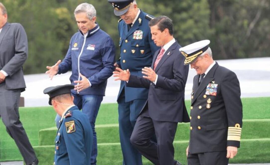 Miguel Ángel Mancera with high-ranking military officials and Mexican President Enrique Peña Nieto – Photo by: Irvin Olivares/EL UNIVERSAL