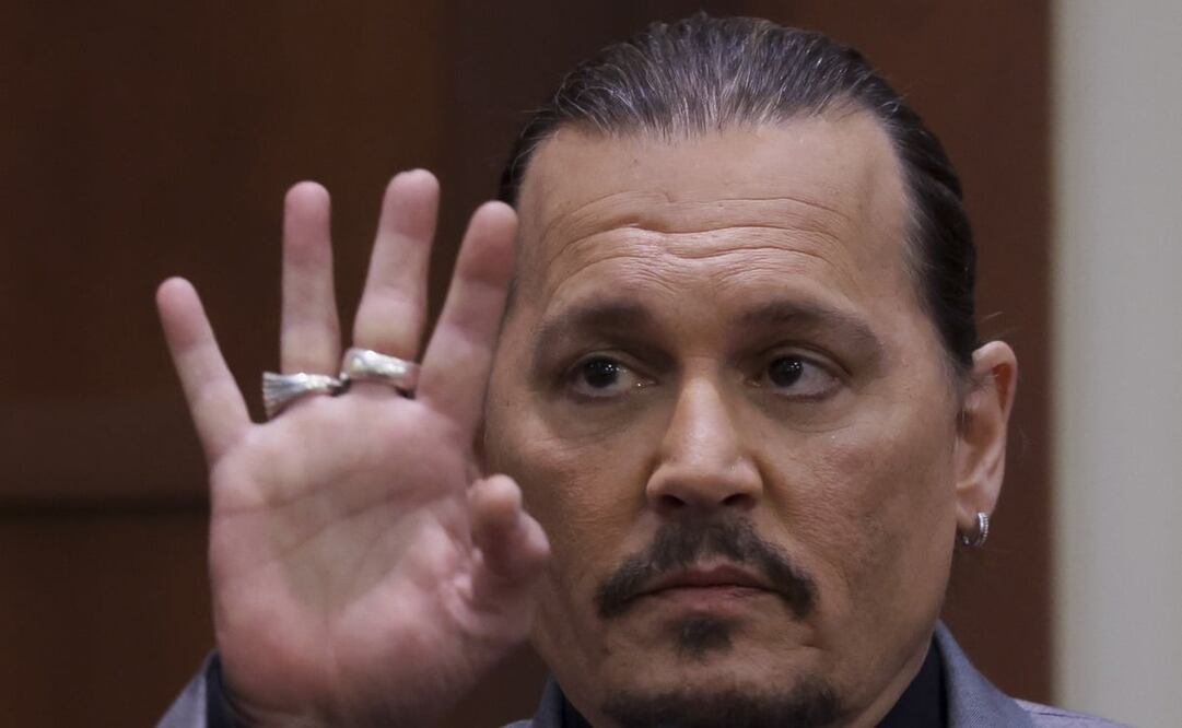 "Estaba mirando directamente mis huesos que sobresalían y la parte carnosa del interior del dedo", dijo, mostrando la huella torcida para el jurado. EFE.