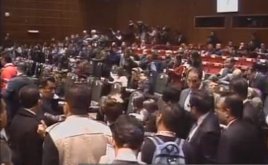 Guardan minuto de silencio por víctimas de Tlahuelilpan. Foto: Captura de pantalla