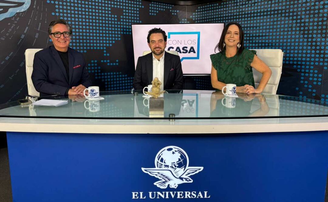 Periodista Claudio Ochoa (centro) en Con los de Casa, junto al Director General Editorial de EL UNIVERSAL, David Aponte y la columnista Maite Azuela (20/08/2025). Foto: Paola Reyes/EL UNIVERSAL