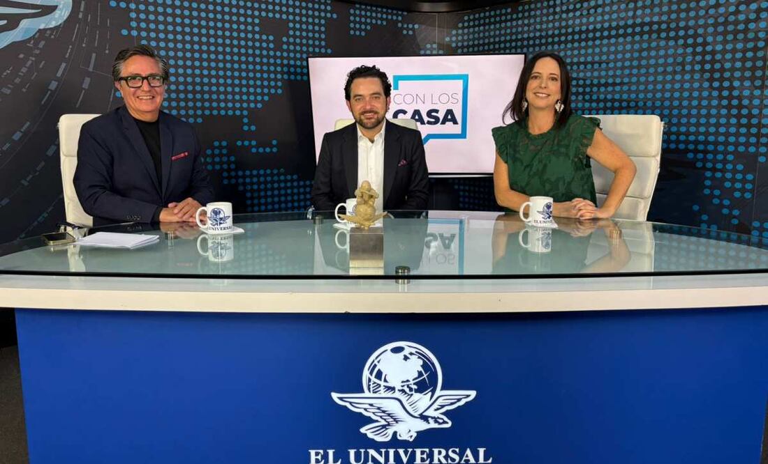Periodista Claudio Ochoa (centro) en Con los de Casa, junto al Director General Editorial de EL UNIVERSAL, David Aponte y la columnista Maite Azuela (20/08/2025). Foto: Paola Reyes/EL UNIVERSAL
