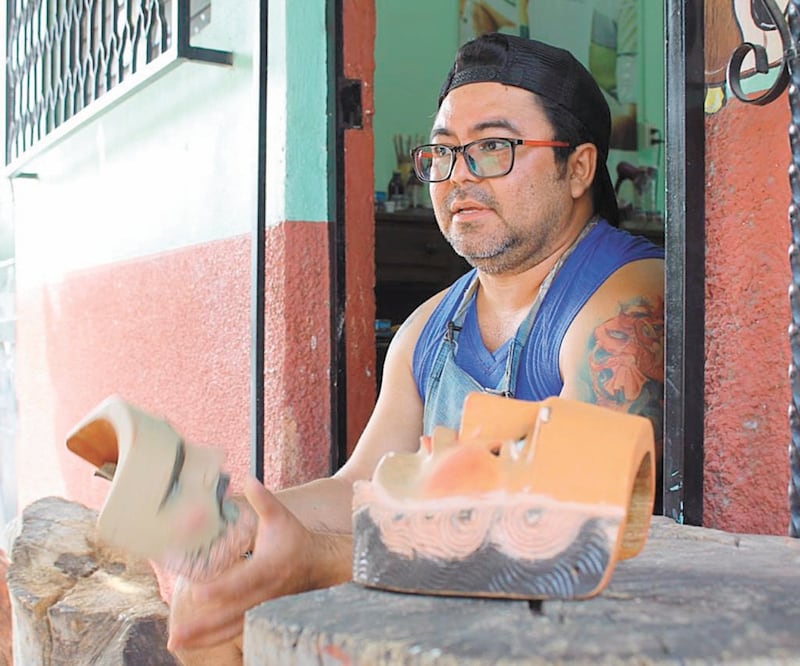 Francisco Javier Moreno Vázquez decidió continuar el oficio de su abuelo; en su taller familiar elabora la máscara que representa el rostro de los españoles que conquistaron Chiapa de Corzo. FOTOS: ÓSCAR GUTIÉRREZ. EL UNIVERSAL