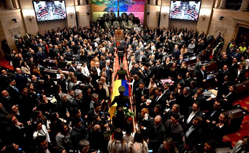 Amigos, familiares y políticos despiden al senador Miguel Uribe Turbay. (11/08/25) Foto: AFP