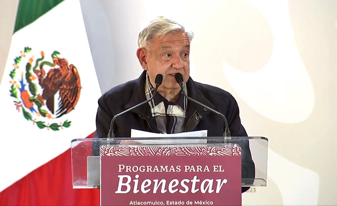 El presidente López Obrador detalló que en Atlacomulco su gobierno prevé entregar 3 mil 600 becas más para el nivel básico.  Foto: especial