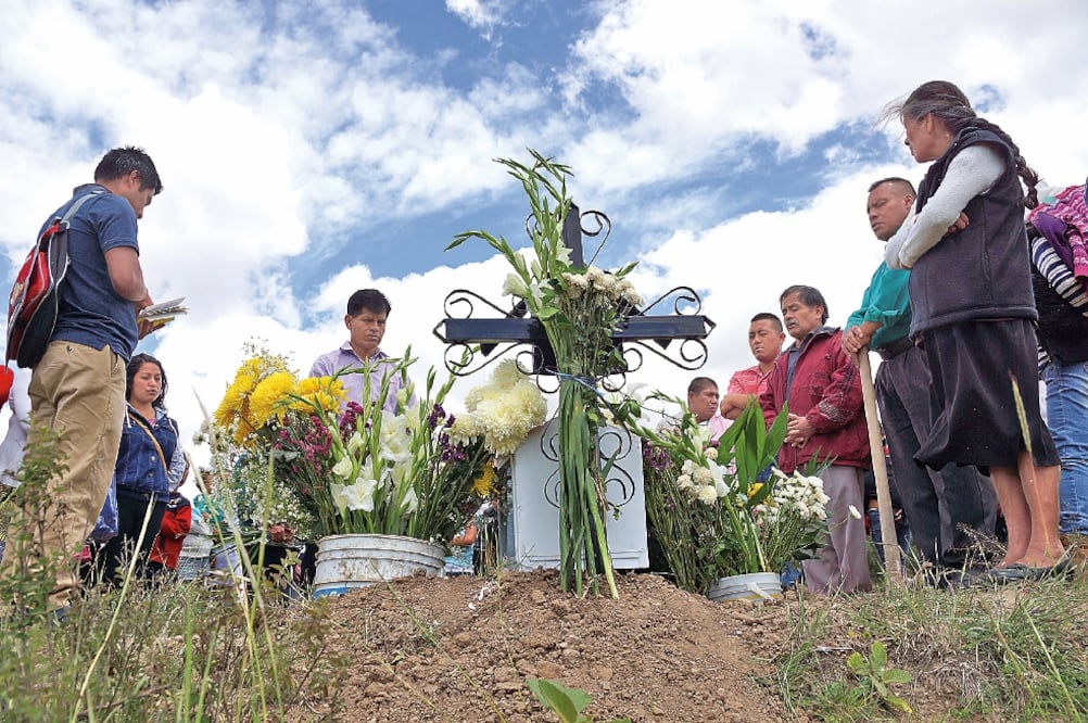 En el lugar donde ocurrió el enfrentamiento y murieron ocho personas se colocó una cruz de metal con un nicho y gladiolas blancas. “Mártires del movimiento del 19 de junio de 2016”, se puede leer en el epitafio (EDWIN HERNÁNDEZ. EL UNIVERSAL)