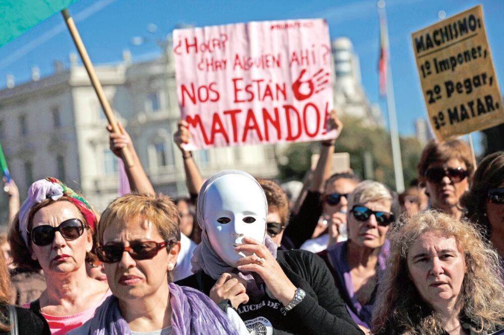 Mujeres españolas, durante la protesta de decenas de miles de personas ayer en Madrid contra la violencia doméstica de género. DANIEL OCHOA DE OLZA. AP