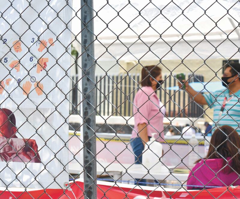 Aunque se habilitaron las videollamadas de reos con familiares, algunos aún acuden a las prisiones a visitar a los encarcelados. ARCHIVO EL UNIVERSAL