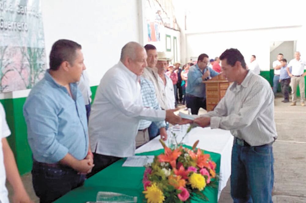 El titular de la Sagadegro, Juan José Castro Justo, visitó la comunidad de Olinalá para entregar el Seguro Agrícola Catastrófico a campesinos.