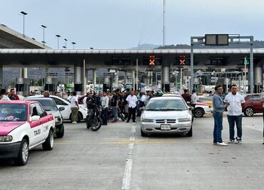 Taxistas toman caseta de cobro; mantienen bloqueados los accesos de la autopista México-Cuernavaca