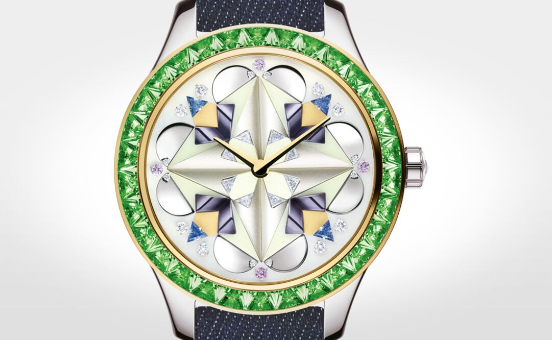 Dior Grand Soir Piece Unique Kaleidiorscope. La carátula es un caleidoscopio de zafiros, granates tsavoritas, diamantes, madreperla y crisoprasia. Una pieza única con correa de mezclilla. La masa oscilante se ve a través de la esfera y es lacada verde.