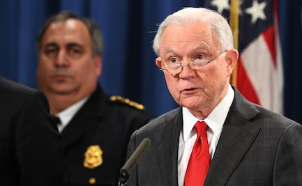 Tirador de sinagoga en Pittsburgh podría ser acusado por crímenes de odio, afirma Sessions