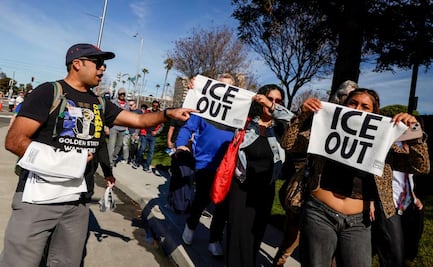 Activistas reparten toallas con el lema “ICE fuera” en el Super Bowl; la política migratoria eclipsa el espectáculo deportivo