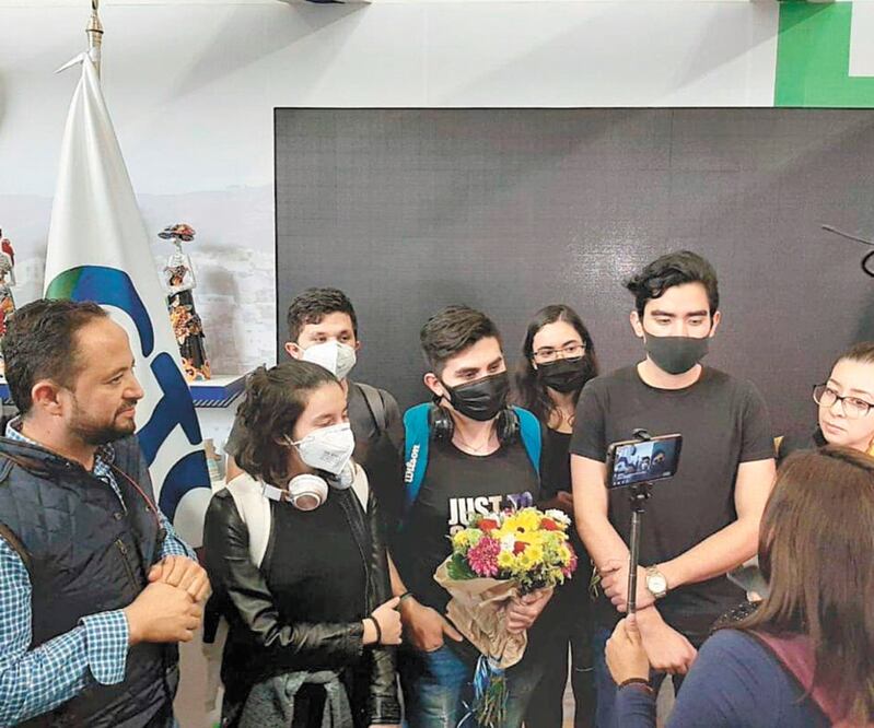 Los estudiantes llegaron sanos y pasaron dos filtros: uno en el aeropuerto de la Ciudad de México y otro en el AIB, indicaron autoridades. Fotos: XÓCHITL ÁLVAREZ. EL UNIVERSAL