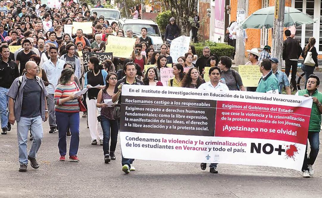 El contingente de aproximadamente 150 personas, llegaron frente a Palacio de Gobierno y exigieron castigar a los responsables del ataque a los jóvenes.