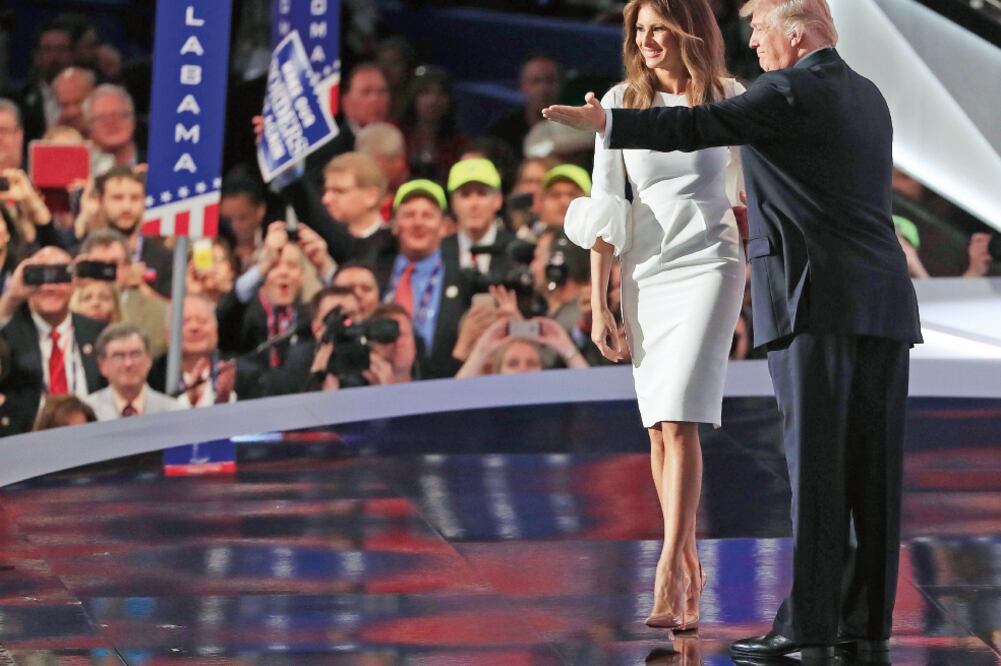 Rompiendo la tradición, Donald Trump, virtual candidato a la presidencia de Estados Unidos, fue el encargado de presentar a su esposa ayer en la Convención Nacional del Partido Republicano, en Cleveland (TANNEN MAURY. EFE)