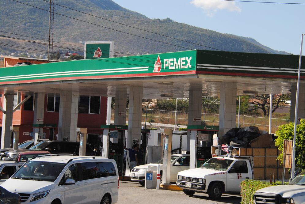 Pemex reiteró que se cuenta con el abasto suficiente de combustibles en la Terminal de Almacenamiento y Despacho (TAD) Acapulco. Foto: JOSÉ HERNÁNDEZ / EL UNIVERSAL