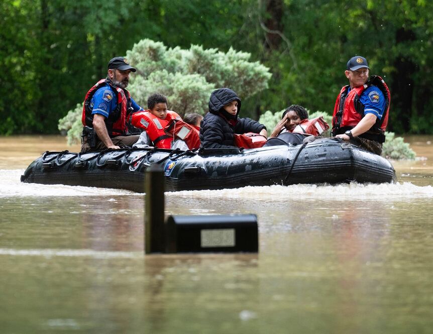 Personas son evacuadas por agentes de la Oficina del Sheriff del condado de Montgomery, el viernes 3 de mayo de 2024, en Conroe, Texas. Foto: AP