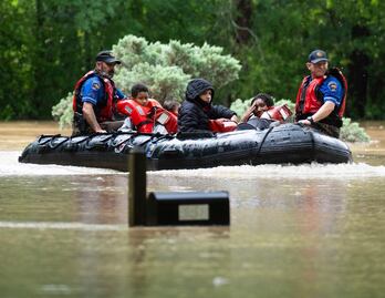 Autoridades de Texas advierten sobre riesgo de inundaciones y ordenan evacuaciones