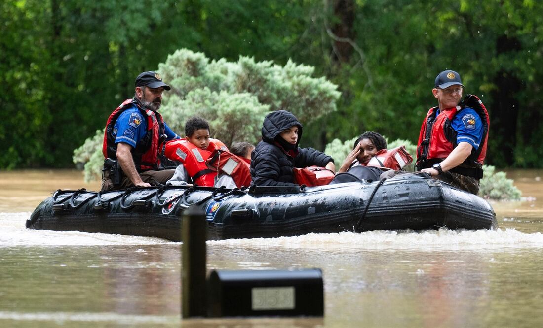 Personas son evacuadas por agentes de la Oficina del Sheriff del condado de Montgomery, el viernes 3 de mayo de 2024, en Conroe, Texas. Foto: AP