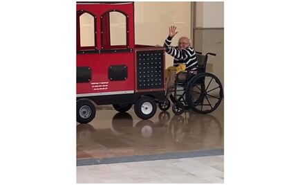 Abuelito pasea en trenecito de un centro comercial y se vuelve viral 