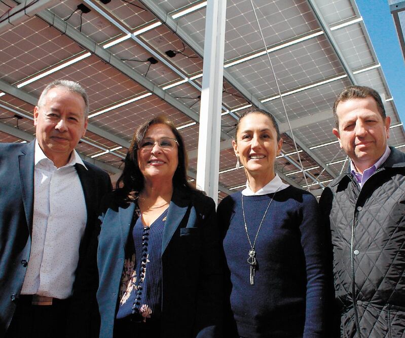 Claudia Sheinbaum, jefa de Gobierno de la CDMX (der.), acompañada de Rocío Nahle, secretaria de Energía, entre otros funcionarios, durante la inauguración de los sistemas fotovoltaicos de la Secretaría de Desarrollo Económico. KARINA CONTRERAS. EL UNIVERS