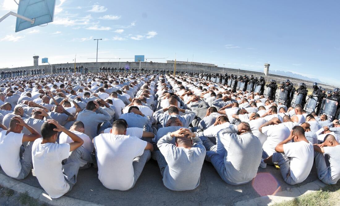 Los internos fueron trasladados en cinco autobuses que fueron custodiados por 500 elementos de seguridad penitenciaria y 400 de la fuerza civil. ESPECIAL