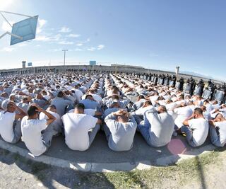 Reubican a 128 reos en centros federales