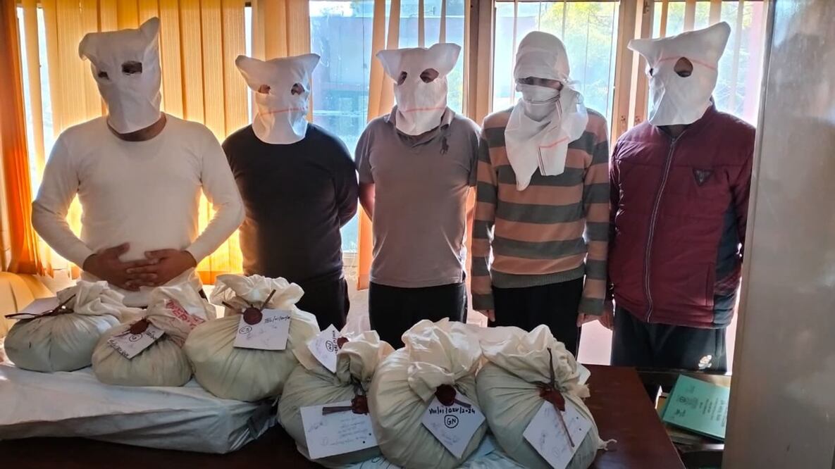 Algunos de los detenidos por producir metanfetaminas en India. FOTO: BURÓ ANTIDROGAS DE INDIA