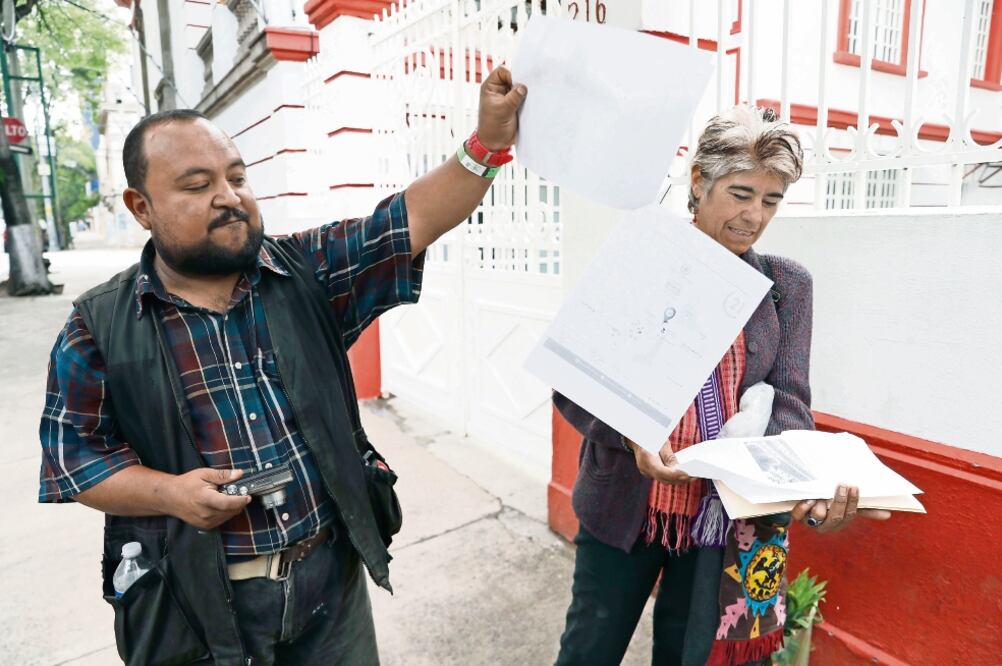 Armando y Saula acudieron ayer a la casa de transición a intentar dejar una petición, pero como el personal de atención ciudadana descansó, prometieron regresar entre semana para dejar su solicitud a favor del medio ambiente (IRVIN OLIVARES. EL UNIVERSAL)