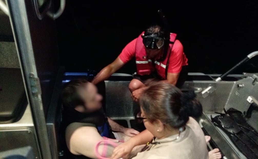 Elementos de Semar rescataron a un hombre junto con su moto acuática, al norte de Chicxulub Puerto, Yucatán. Foto: Especial