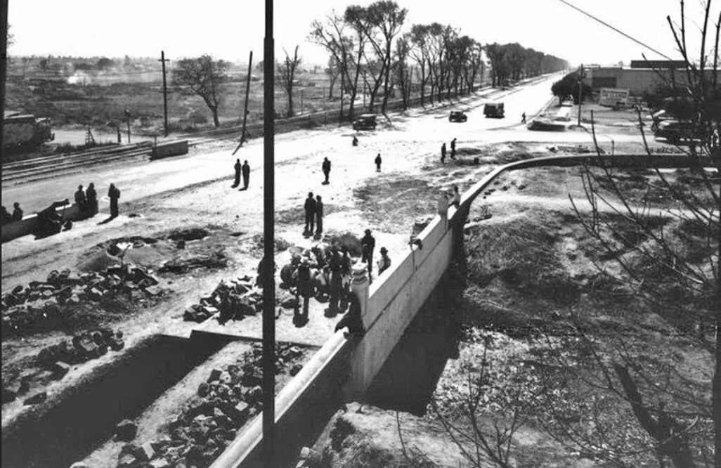 El cruce de la Calzada San Antonio Abad, la Calzada de Tlalpan y el Río de la Piedad, hoy el Viaducto Miguel Alemán, viendo hacia el sur en la década de los treinta. A la izquierda se encuentran los extensos llanos que ahora ocupa la colonia Viaducto Piedad y que pertenecían al Rancho de “La Providencia”. En la actualidad aquí se encuentra el famoso trébol del Viaducto. Imagen: Col. J.C. Briones