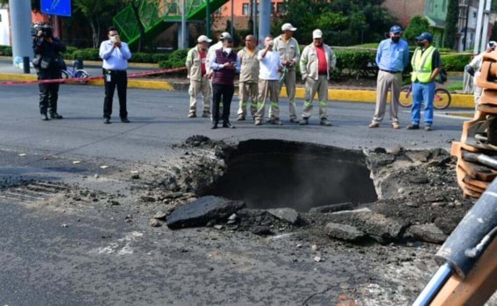 Reportan socavón de hasta ocho metros de profundidad en Venustiano Carranza