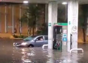 Inundaciones y caos vial deja fuerte lluvia en Tlalnepantla; hay vehículos atrapados