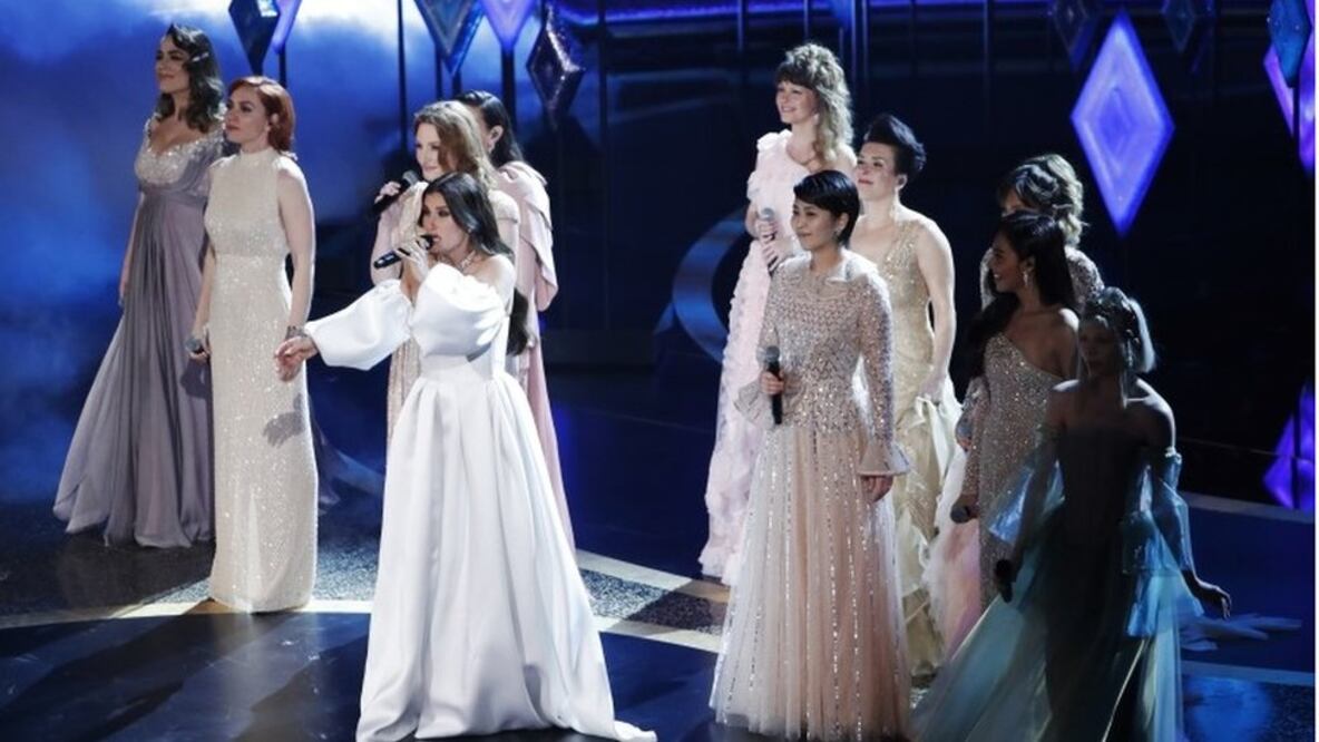 Nueve cantantes acompañaron a la estadounidense Idina Menzel en la interpretación de "Into the Unknow", el tema principal de Frozen 2. Foto: Reuters