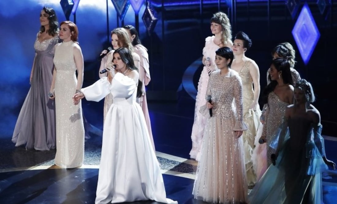 Nueve cantantes acompañaron a la estadounidense Idina Menzel en la interpretación de "Into the Unknow", el tema principal de Frozen 2. Foto: Reuters