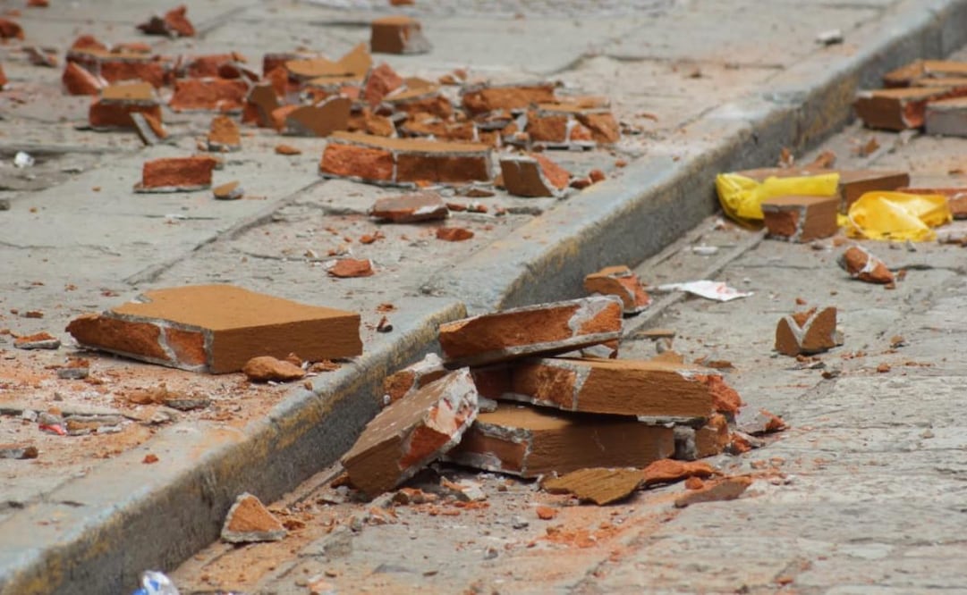 Pedazos de ladrillo de un balcón cayeron en el andador turístico de Oaxaca, tras un sismo de 5.9 que se registró al noreste de Tlacolula, el 2 de agosto de 2025. Foto: Edwin Hernández