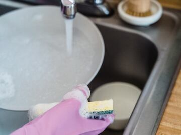 Por qué no debes lavar los trastes con esponjas