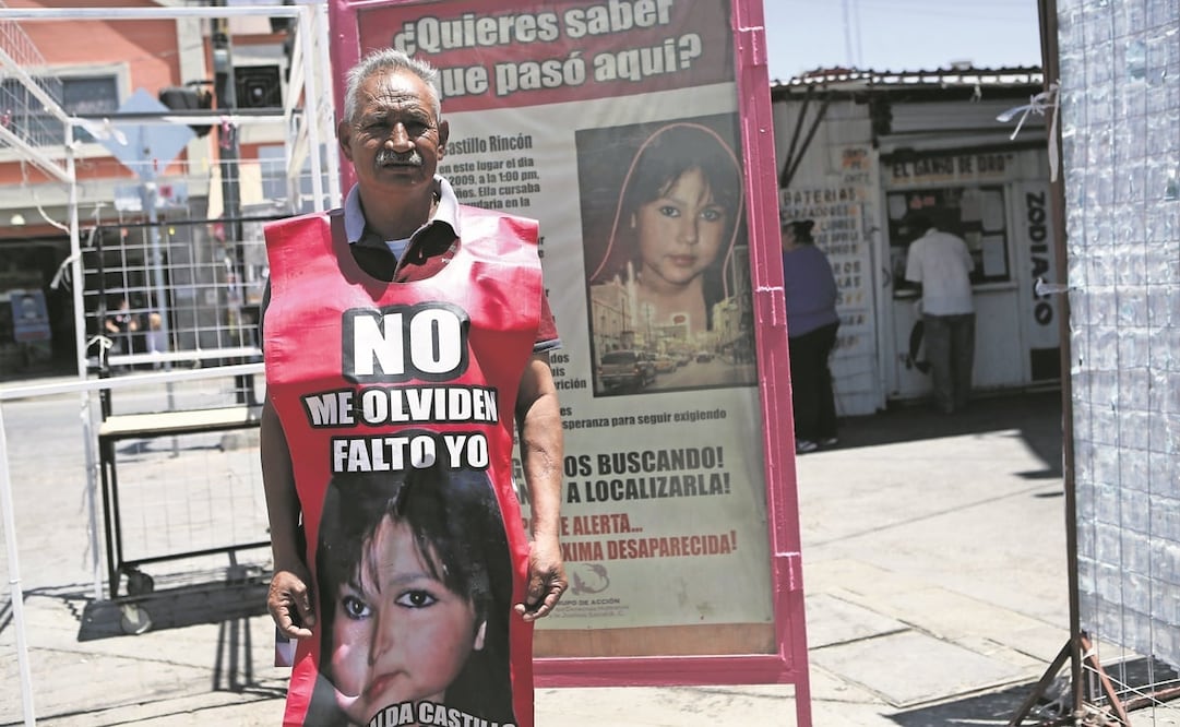 José Luis Castillo y su esposa Martha Alicia Rincón colocaron un letrero con la foto de su hija Esmeralda en el lugar donde la joven fue vista por última vez. Foto: CHRISTIAN TORRES. EL UNIVERSAL