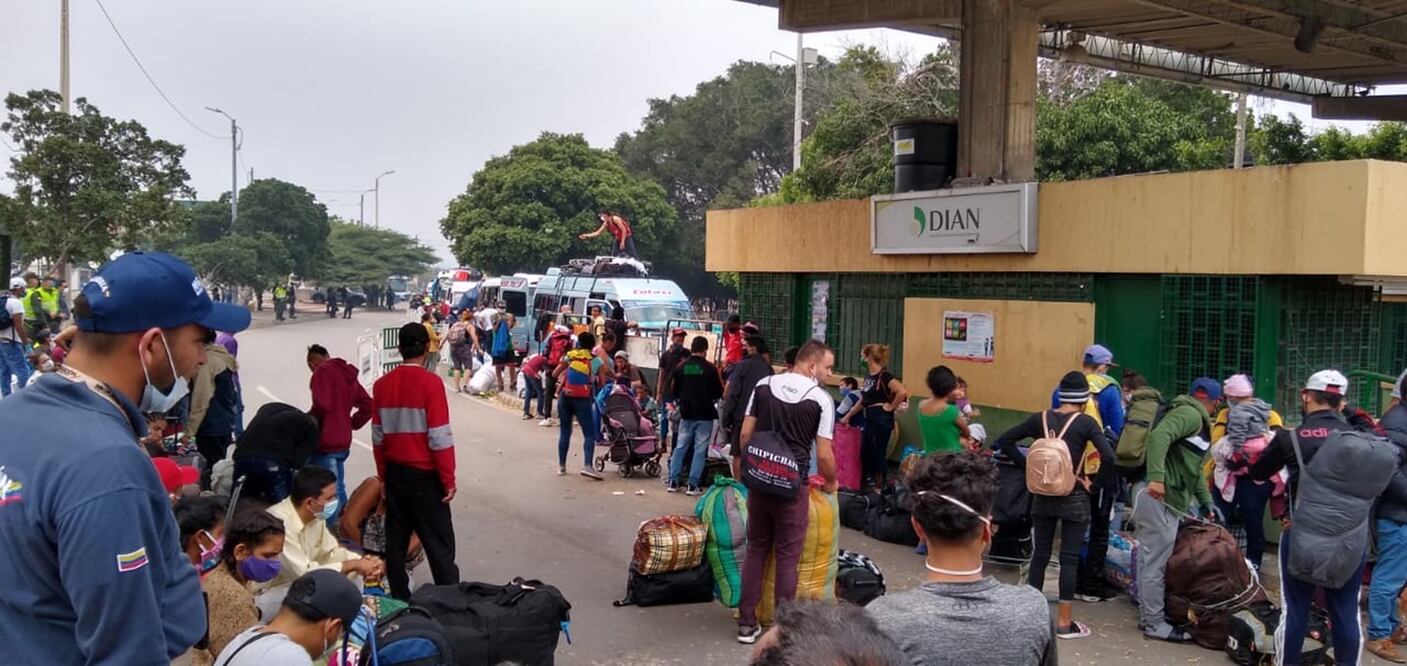 Unos 76 mil venezolanos retornaron a su país procedentes de Colombia desde marzo pasado, en un intenso movimiento migratorio terrestre complicado por las restricciones impuestas a sus connacionales por el gobierno de Venezuela. Fotos: Migración Colombia