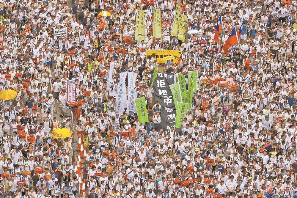 Cientos de miles de manifestantes contra las enmiendas propuestas a la ley de extradición en Hong Kong se reunieron en Victoria Park. Foto/ KIN CHEUNG. AP