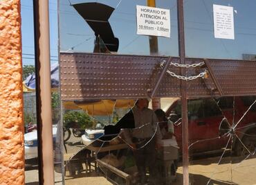 Normalistas vandalizan oficinas de Educación en Oaxaca