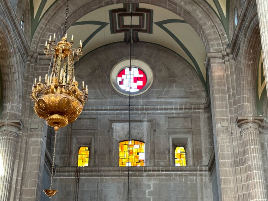 Catedral de México y sus vitrales hechos por Mathias Goeritz durante los años 60, que actualmente presentan inestabilidad.
Martha Fernández