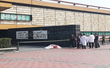 Peritos recogen evidencia tras disturbios en Rectoría de la UNAM