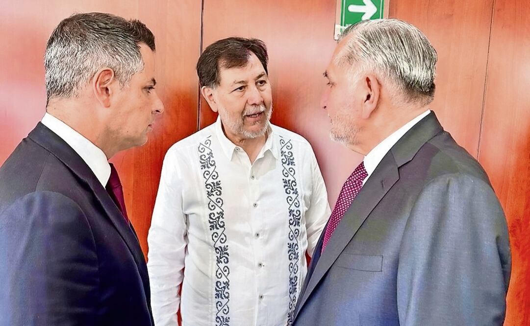 Alejandro Murat, Gerardo Fernández Noroña y Adán Augusto López dialogan luego de haberse registrado como senadores de la República. Foto: Especial