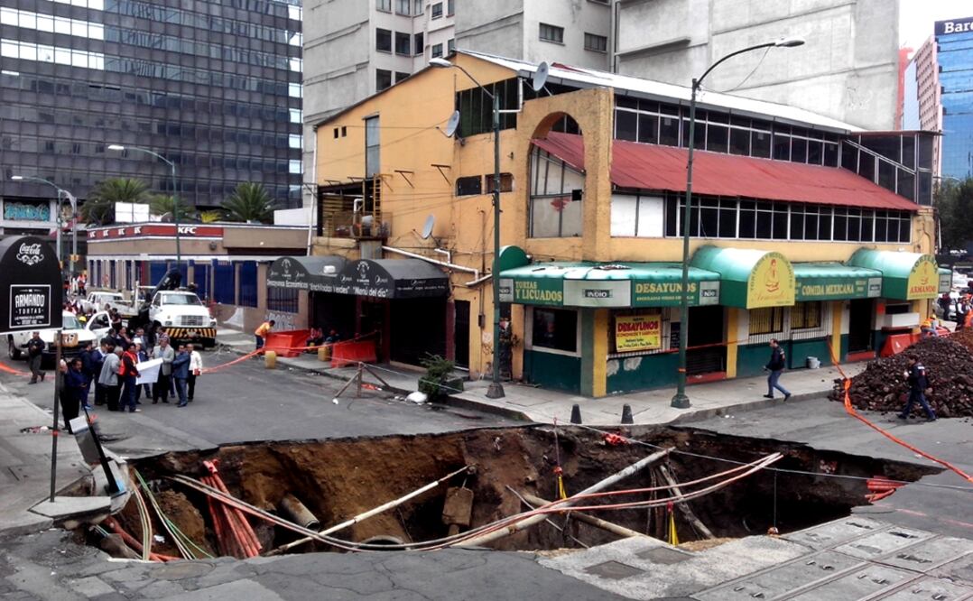 Un socavón se abrió en las calles Colón y Humboldt, ubicadas en la colonia Centro de la Ciudad de México, a unos metros de Paseo de la Reforma; Protección Civil acordonó la zona. Foto: Marco Antonio Olvera/EL UNIVERSAL