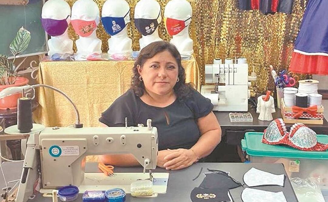  Después de más de un año de no tener empleo por la pandemia de Covid, Juliana Grisel Canul Oxté, de 47 años, comenzó un negocio familiar de confección y distribución de cubrebocas personalizados. Fotos: Especiales. 