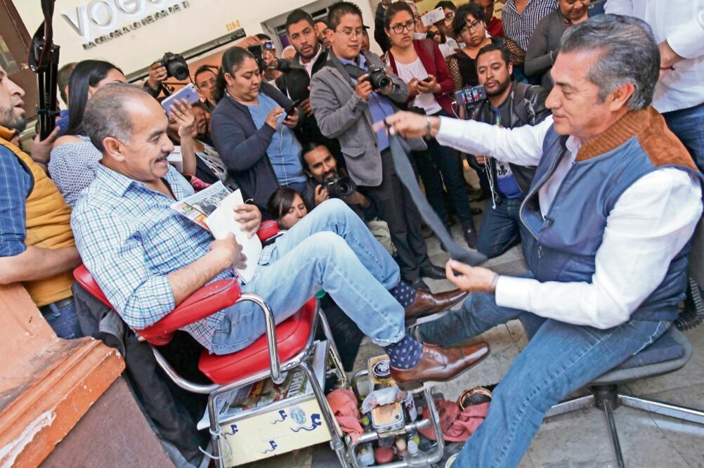 “Vas a guardar estos zapatos para la historia güey”, le dijo El Bronco a una persona a la cual le boleó los zapatos durante su visita al Estado de México para promover el voto a su favor. Foto: JORGE ALVARADO. EL UNIVERSAL